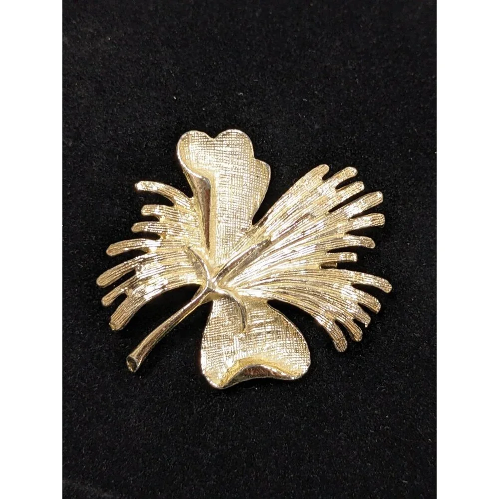 Vintage ORNK Hibiscus Flower‎ Gold Tone Brooch Pin